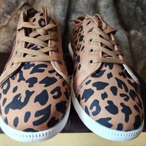 Outwoods Leopard Print Sneakers - Tan and Black SIZE 9